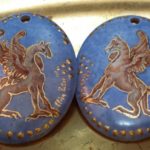 Pendenti per orecchini con grifoni