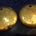 Pendenti per orecchini realizzati con tecnica a graffio e oro