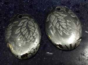 Pendenti per orecchini realizzati con tecnica a graffio e platino