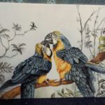 Placca con pappagalli realizzata con colori opachi su placca in biscuit