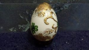 piccolo uovo portafortuna realizzato con tecnica dell'uovo a rilievo2