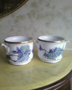 portavasi con peonie blu1