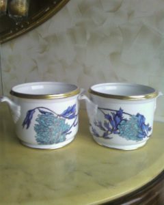 portavasi con peonie blu2