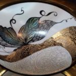 scatola realizzata la farfalla con colori interferenti, oro e lustro con tecnica a graffio1