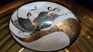 scatola realizzata la farfalla con colori interferenti, oro e lustro con tecnica a graffio1