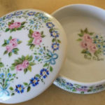 scatola tonda con roselline e bluette