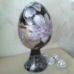 uovo in nero illuminato da un merletto in lustro grigio e scavo in oro e platino1