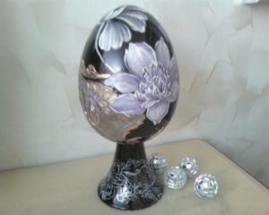uovo in nero illuminato da un merletto in lustro grigio e scavo in oro e platino1
