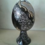 uovo in nero illuminato da un merletto in lustro grigio e scavo in oro e platino2