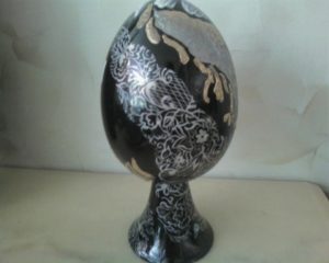 uovo in nero illuminato da un merletto in lustro grigio e scavo in oro e platino2